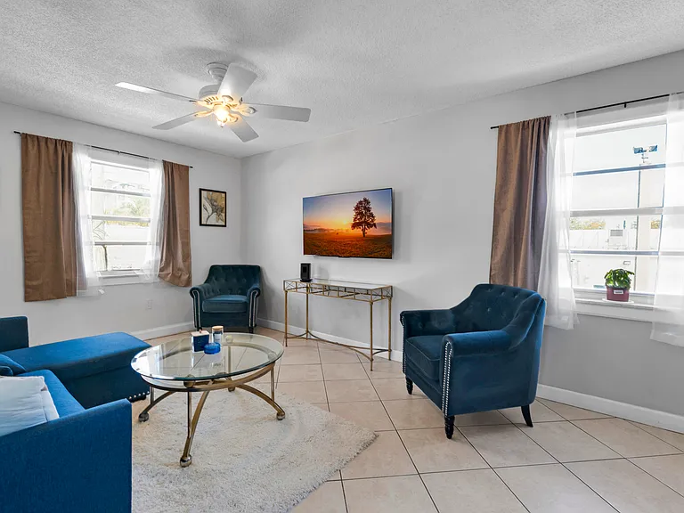 415 NE 2nd St #209 — Photo 8
