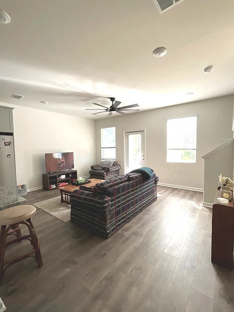 3 bed, 2.5 bath, 1654 sqft, $2,000 — Photo 2