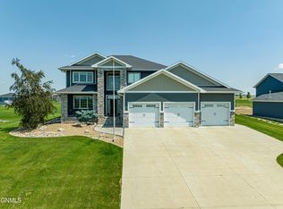 7521 Hawktree Dr, Bismarck, ND 58503