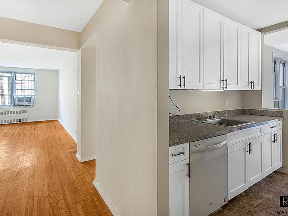 2nd image of 3210 Arlington Ave APT 5A