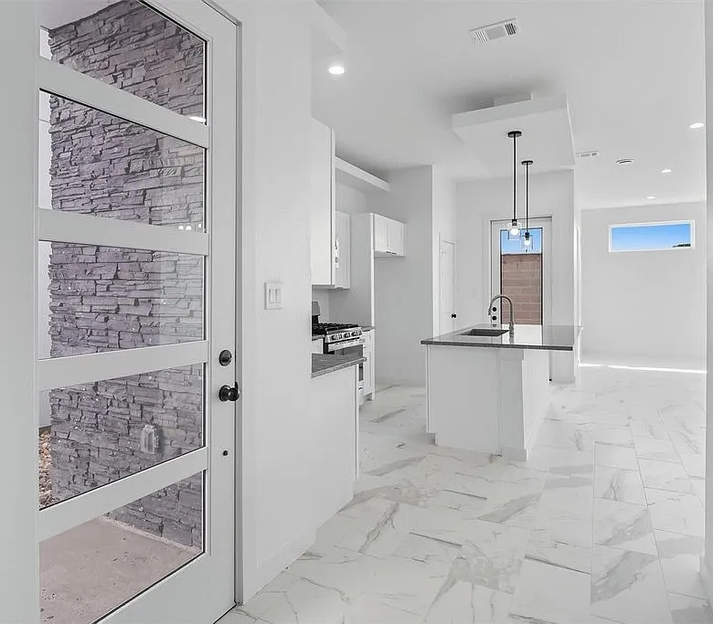 3 bed, 2.5 bath, 2223 sqft, $3,200 — Photo 2