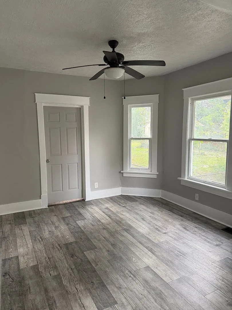 1615 Rowland Ave NE — Photo 3