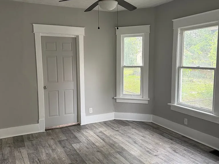 1615 Rowland Ave NE — Photo 3