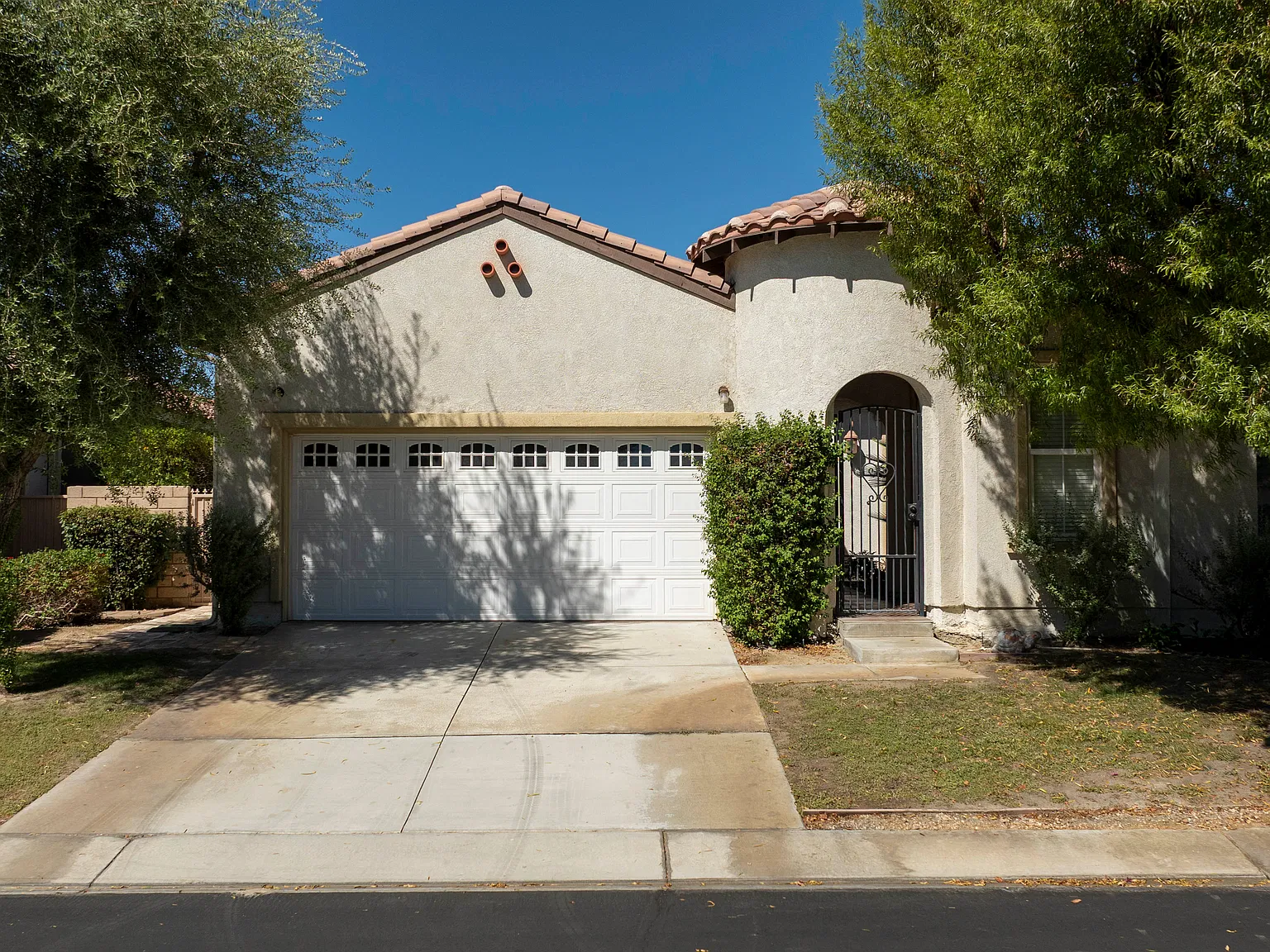 3 bed, 3.5 bath, 2235 sqft, $3,795 — Photo 2