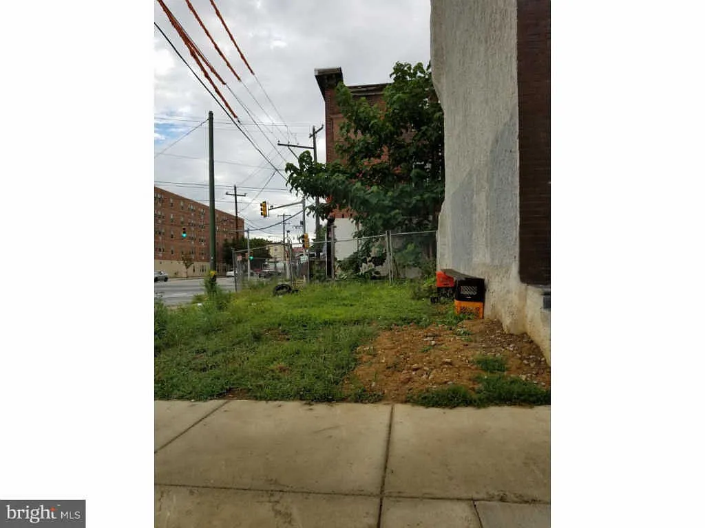 899 1/2 N 45th St photo 1