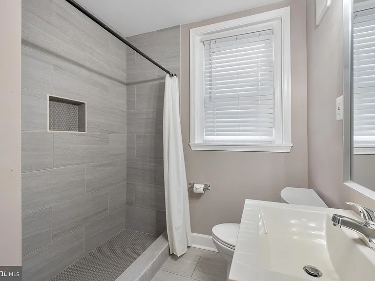 1526 V St SE #2 — Photo 17