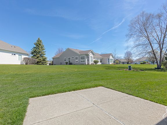 3rd image of 12902 Applewood Dr