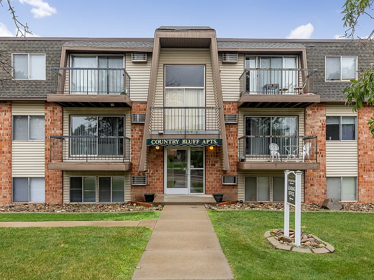 Country Bluff Apartments — Photo 31