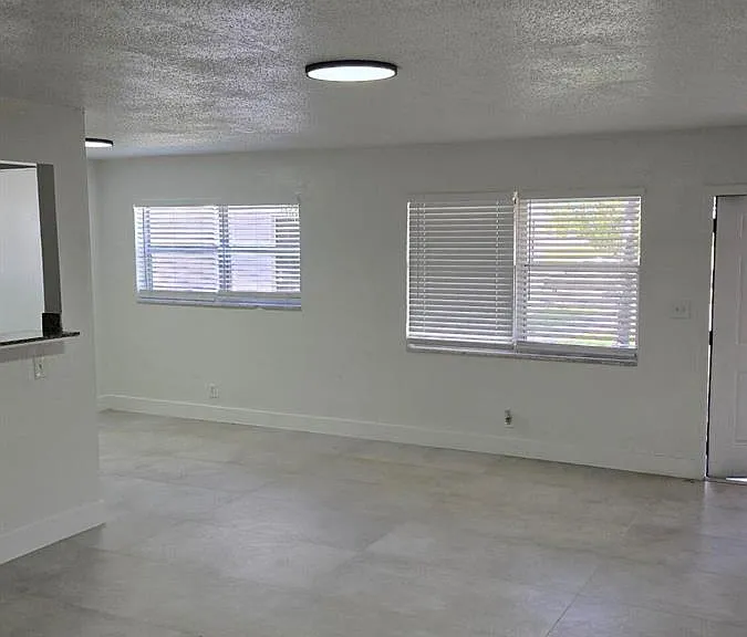 20 NW 7th Ave #6 — Photo 4