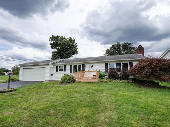 41 Ridge Castle Dr, Rochester, NY 14622