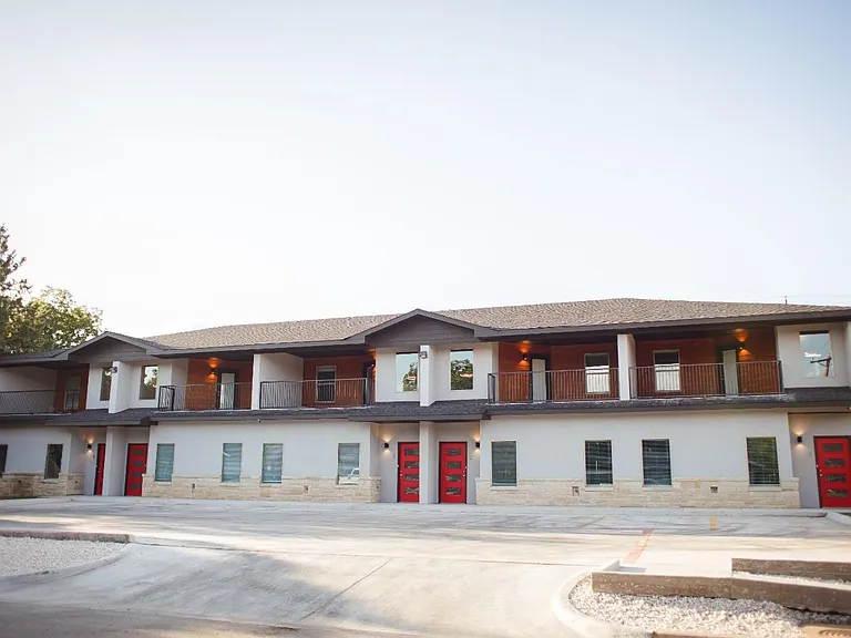 Stunning 4 Bedroom Near Tech — Photo 24