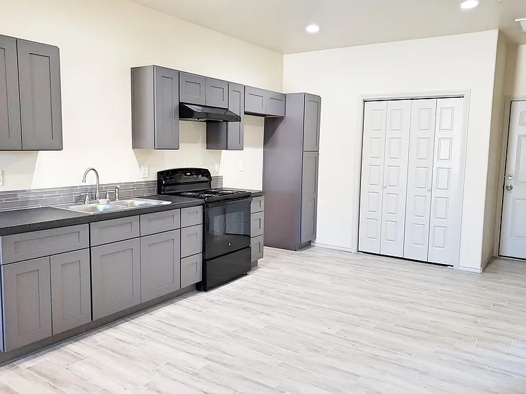 210 Crestview Ln — Photo 3