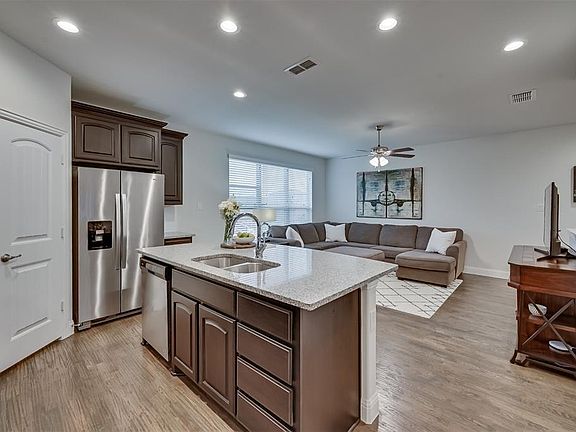 2nd image of 2665 Venice Dr Unit 3