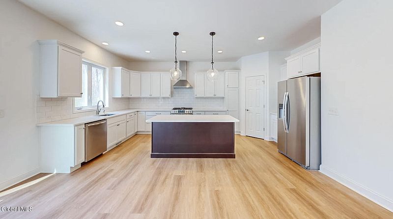 4th image of 22 Wellington Court