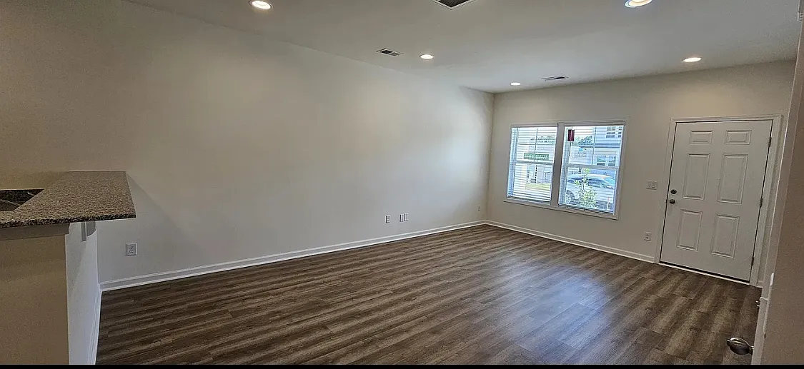 3 bed, 2.5 bath, 1563 sqft, $1,799 — Photo 2