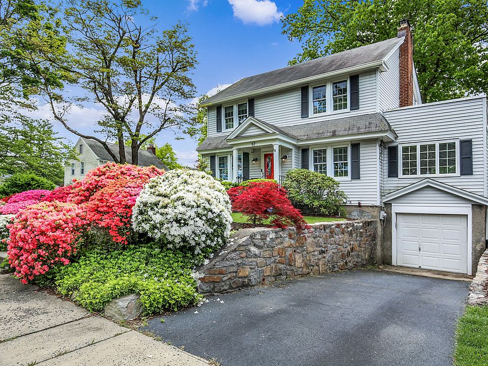 Front of home with attached one car garage
