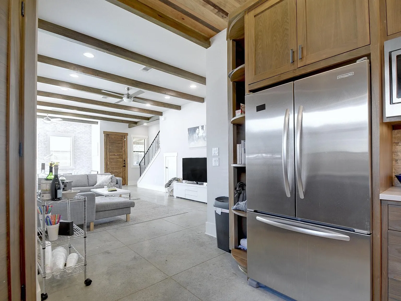3 bed, 2.5 bath, 2196 sqft, $7,200 — Photo 4