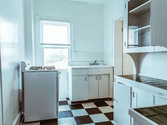 3rd image of 1518 N Robinson Ave APT 6