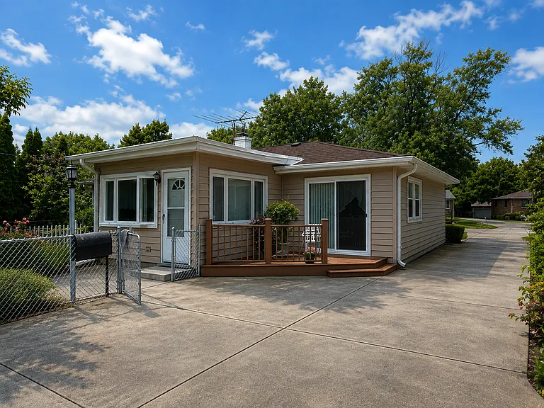 1507 W Willow Ln — Photo 13