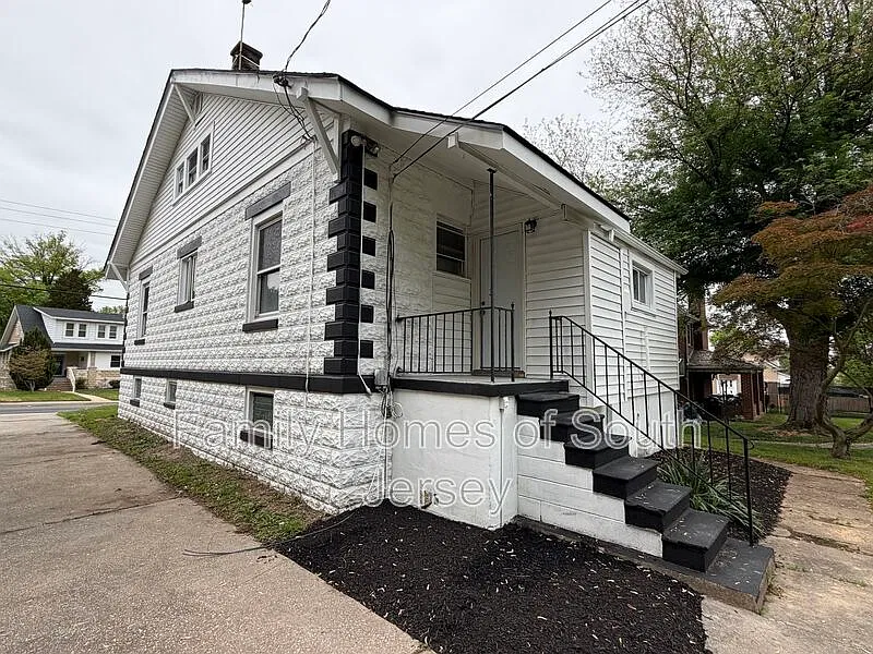 4 bed, 2.0 bath, 1650 sqft, $2,400 — Photo 1