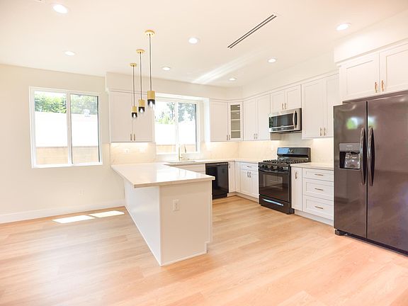 5th image of 11428 Strathern St