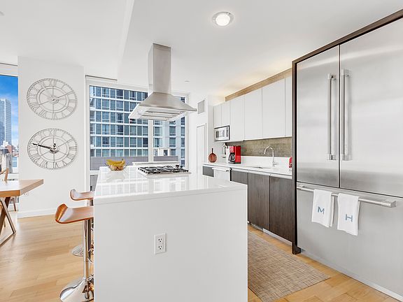3rd image of 247 W 46th St APT 703