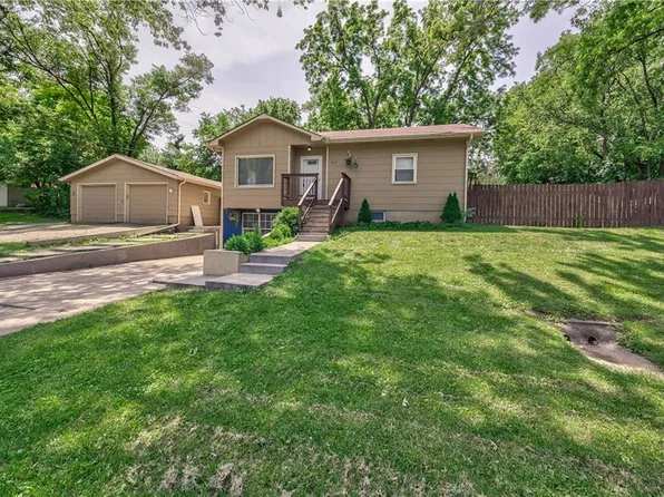 1017 Cherokee St, Leavenworth, KS 66048