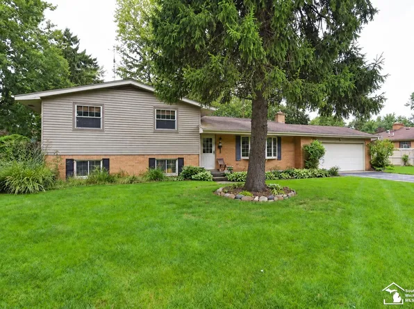 9121 Clover Dr, Temperance, MI 48182