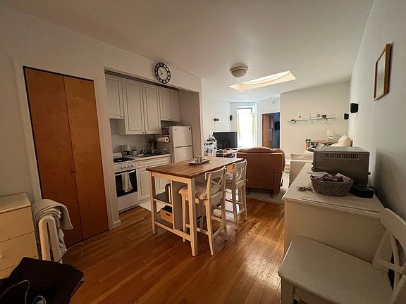 2nd image of 204 E 84th St #5R