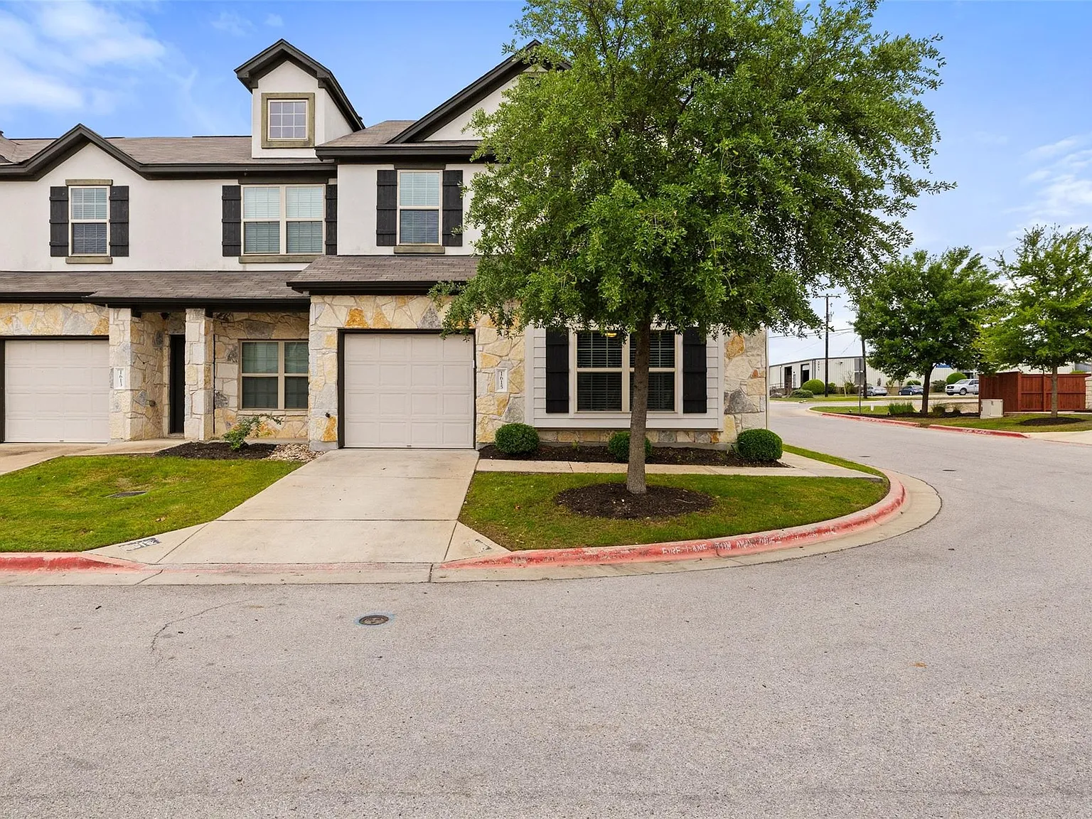 3 bed, 2.5 bath, 1753 sqft, $2,100 — Photo 2