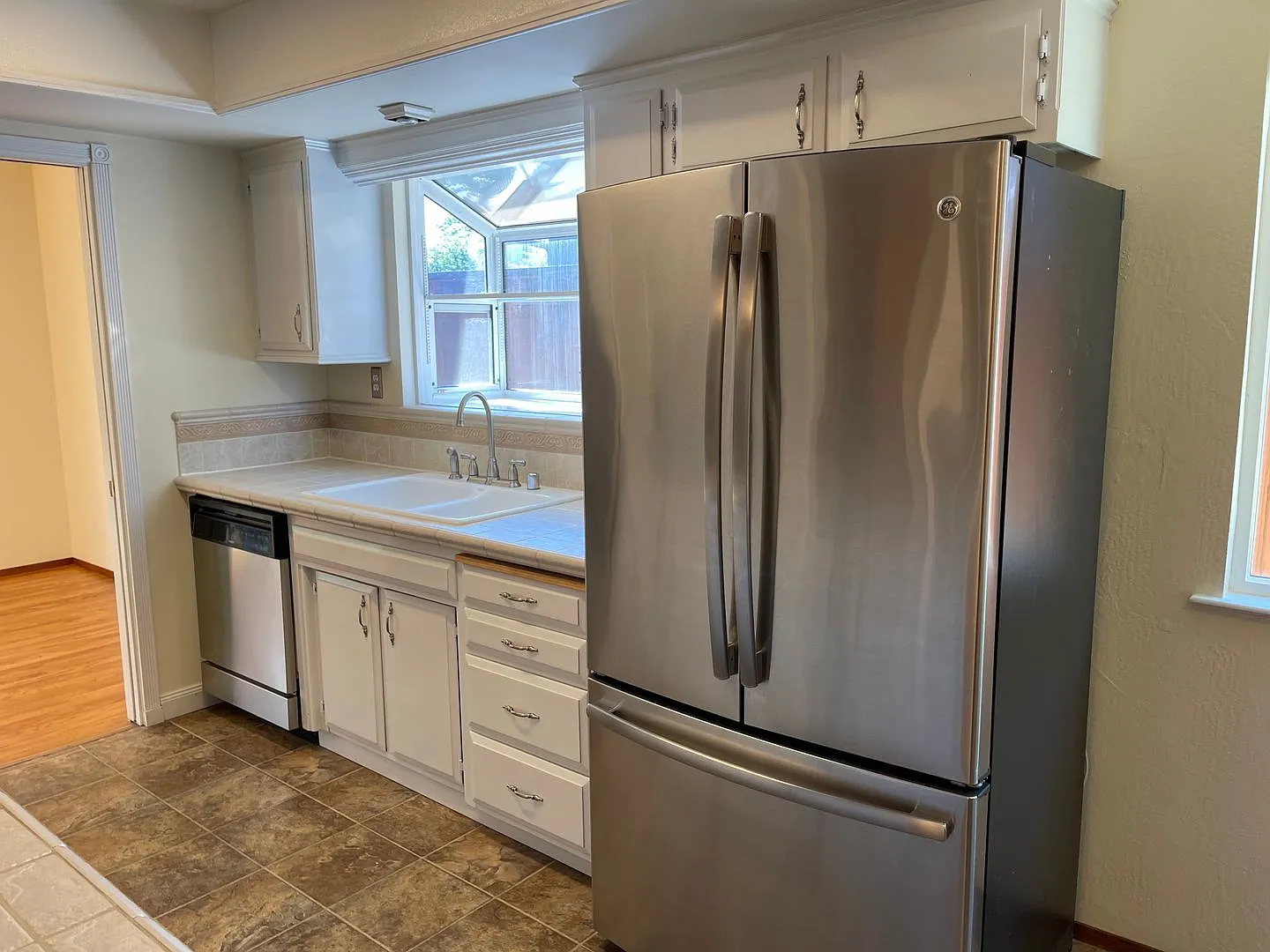 Great Shape Sunset West Single Family Home — Photo 2