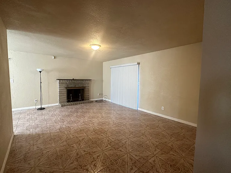1832 Crestwood Cir — Photo 2