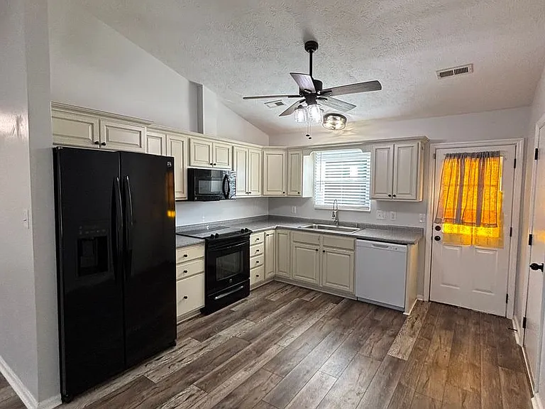 7800 Branford Ct — Photo 4