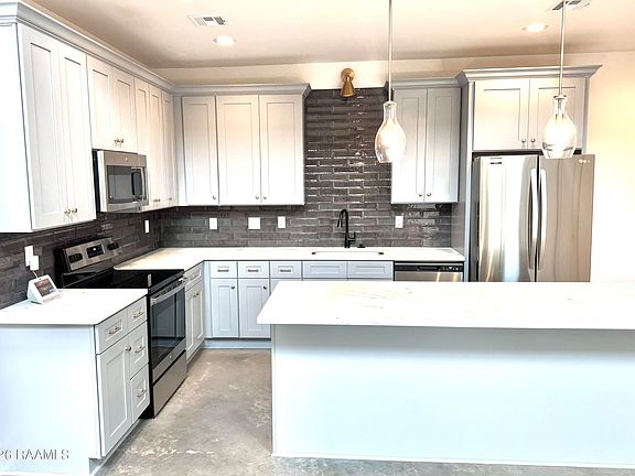 3rd image of 512 Highland Oaks Ln