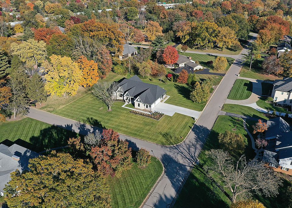 2nd image of 3000 Regis Dr