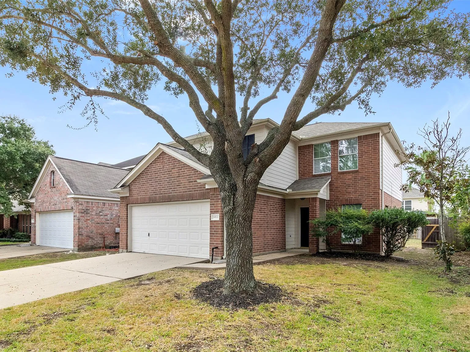 4 bed, 2.5 bath, 1936 sqft, $2,400 — Photo 2