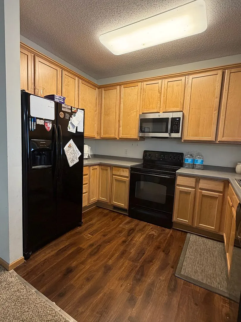 Spacious 2 bedroom townhome available 9/10!! — Photo 4