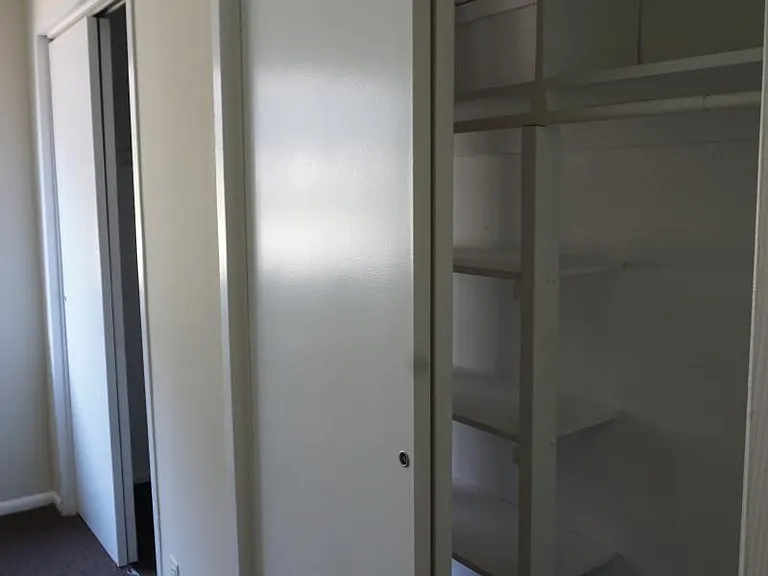 Bedroom B, closet