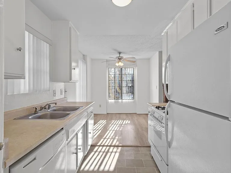 1254 S Saltair Ave #101 — Photo 8