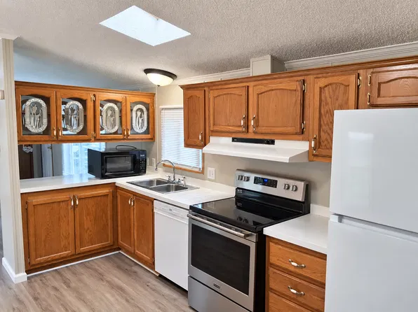 1100 W Locust St #15, Canton, IL 61520