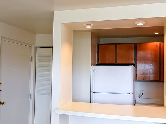 5th image of 609A Geneva Dr #20