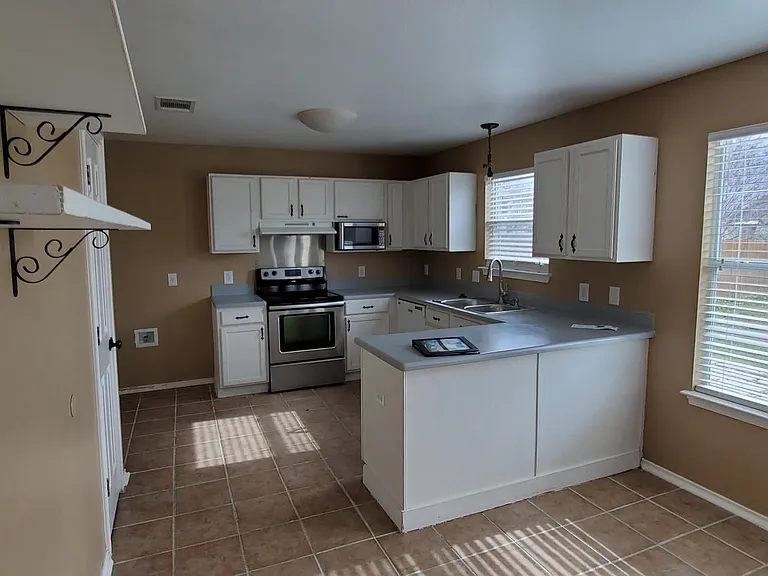 105 Wegstrom St — Photo 3