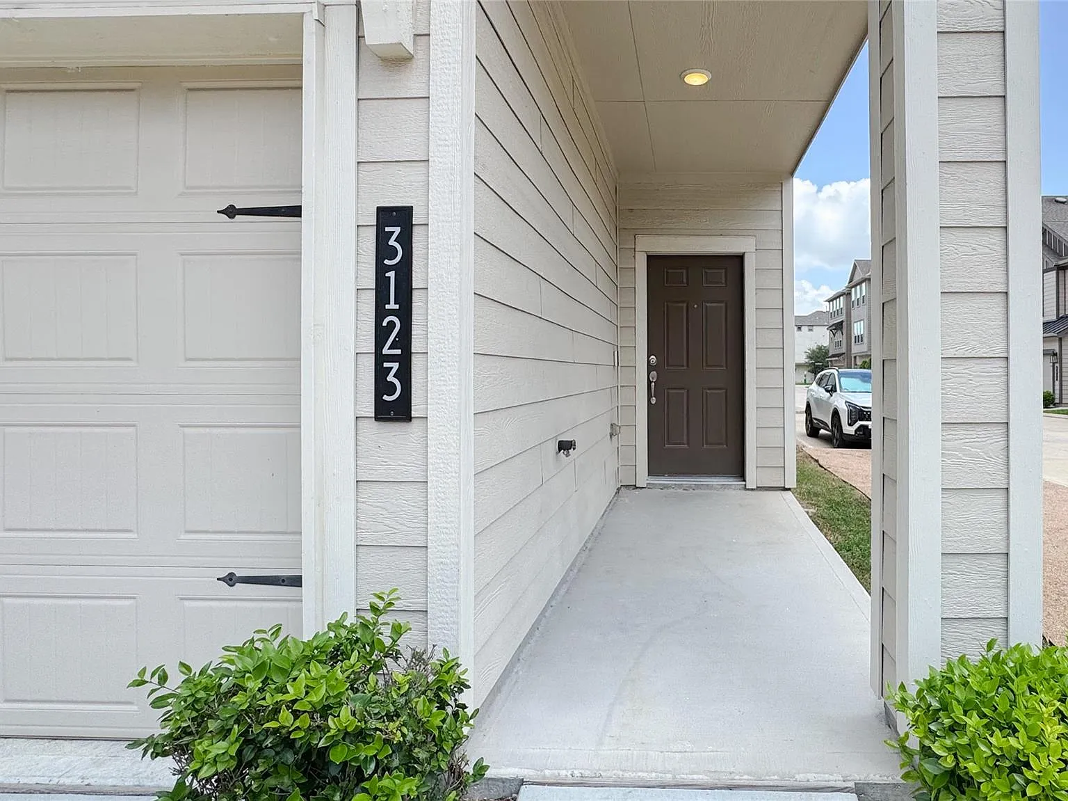 4 bed, 3.5 bath, 2435 sqft, $2,995 — Photo 2