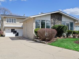7059 N East Prairie Rd, Lincolnwood, IL 60712