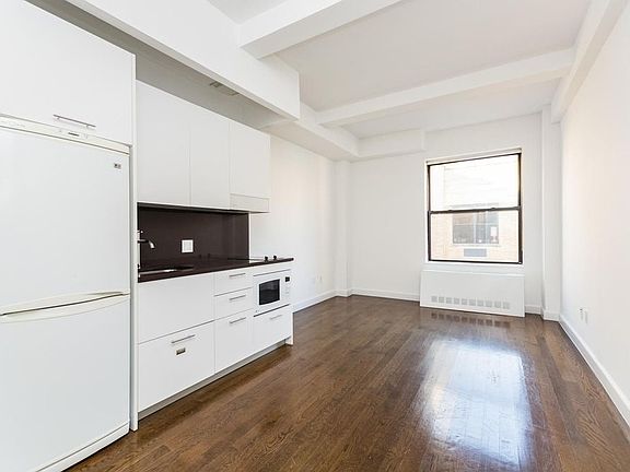 3rd image of 212 W 91st St APT 636