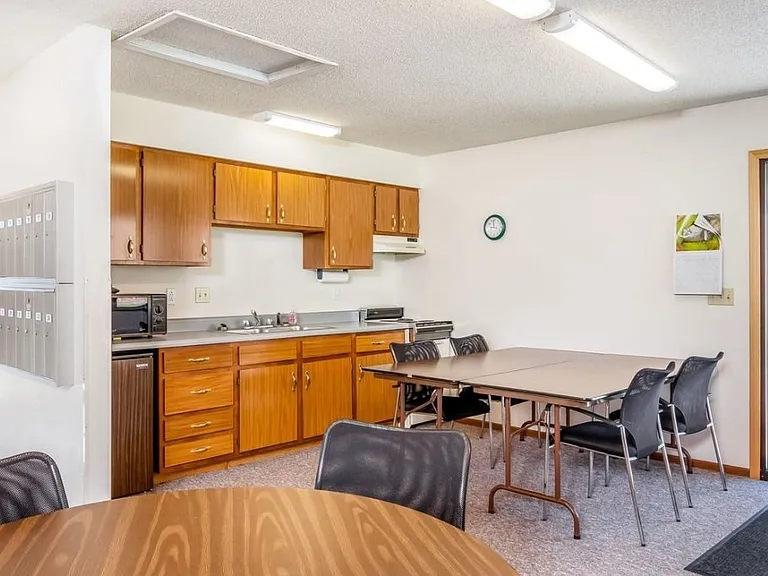 602 W Van Dorn St — Photo 10