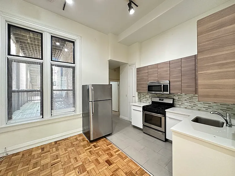 1160 N Lasalle St #2 — Photo 3