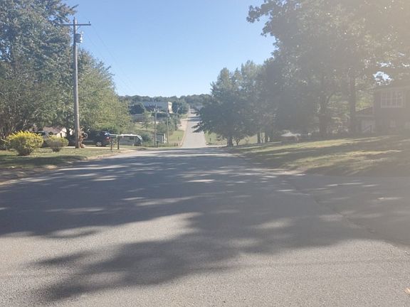 4th image of 2641 Crestwood Dr