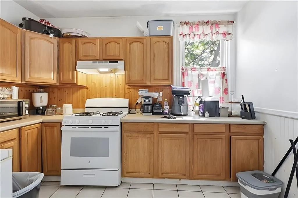 374 Douglas Ave — Photo 2