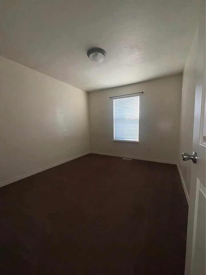 4 bed, 2500 sqft, $2,800 — Photo 4